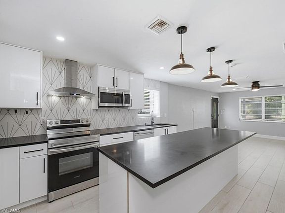 3rd image of 3577 Hibiscus AVE