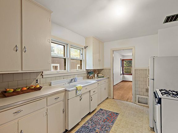 4th image of 113 Van Deusen St