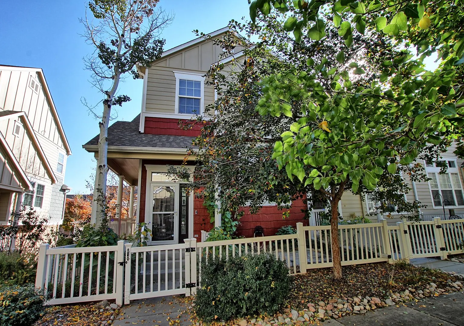 3 bed 2.5 bath end unit Red Hawk townhome — Photo 2