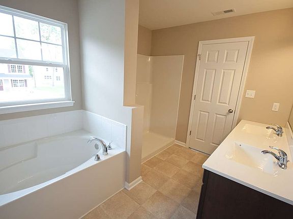 Owners bath with tub