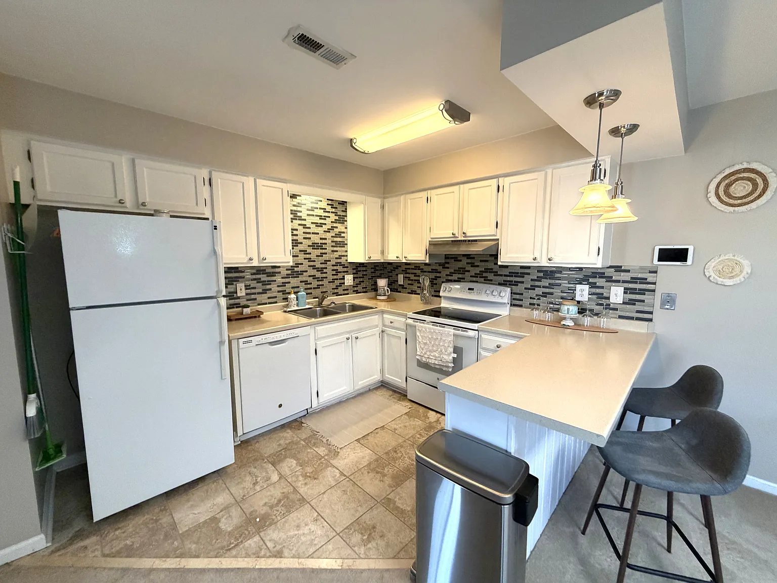 2 bed, 948 sqft, $1,890 — Photo 3