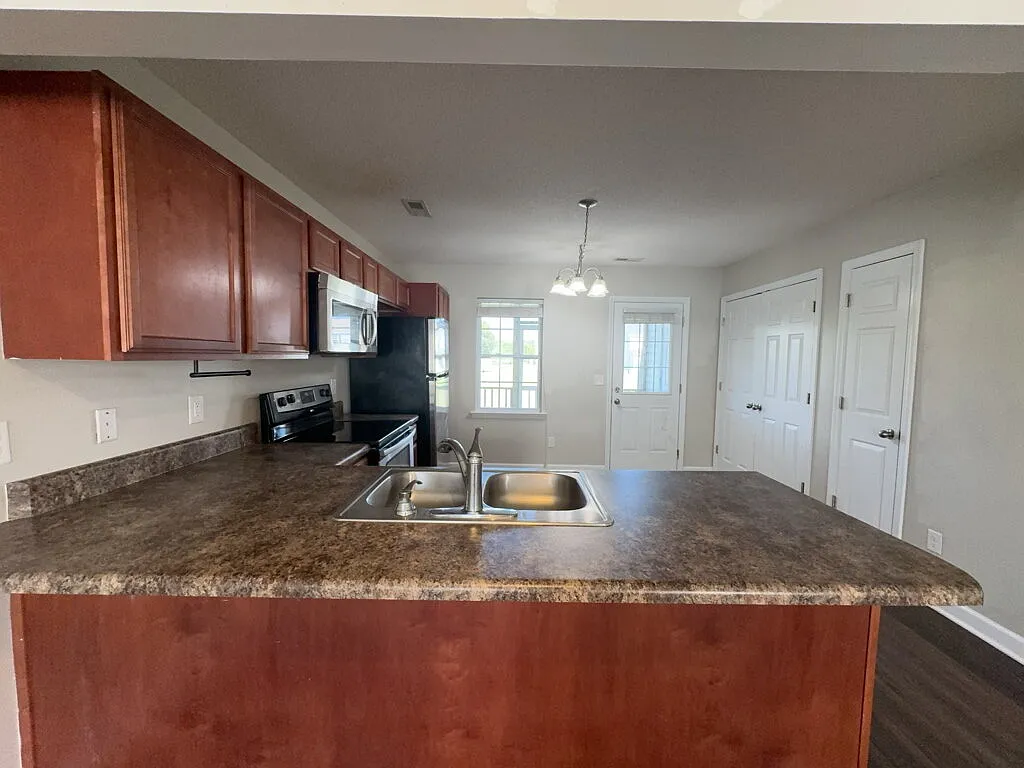 2 bed, 2.5 bath, 1008 sqft, $1,200 — Photo 4
