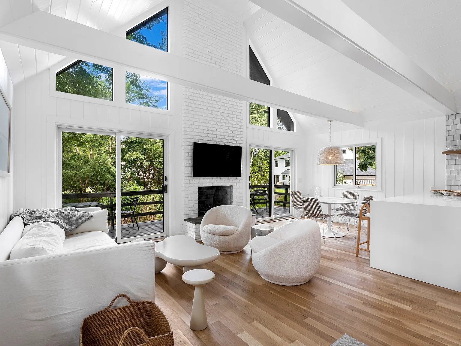Delightful Cozy, Bright and Clean Redwood Area Cottage — Photo 3