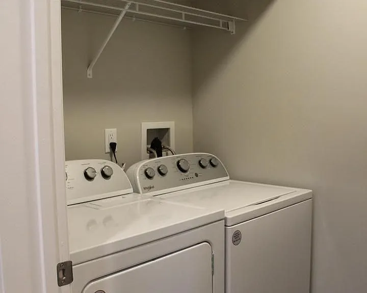 644 N College St — Photo 5