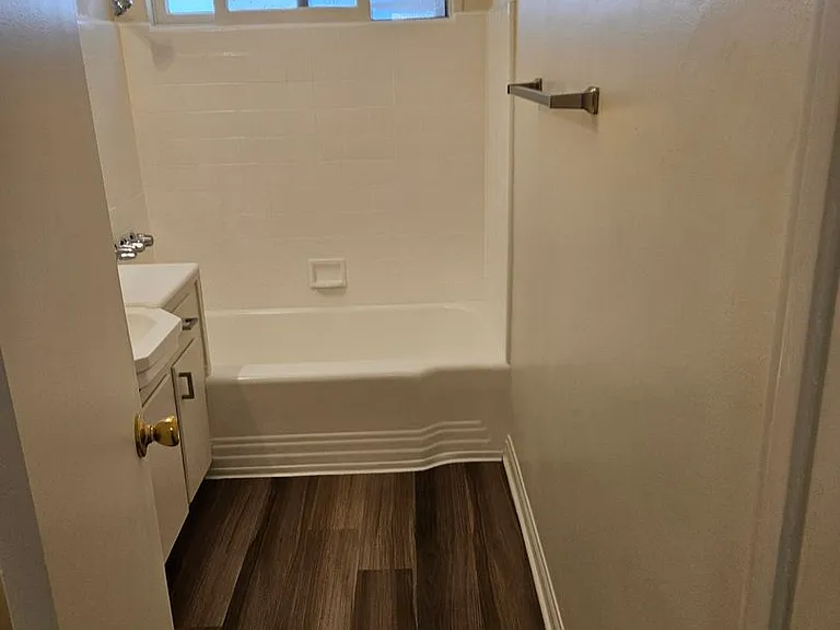 612 E Queen St — Photo 12