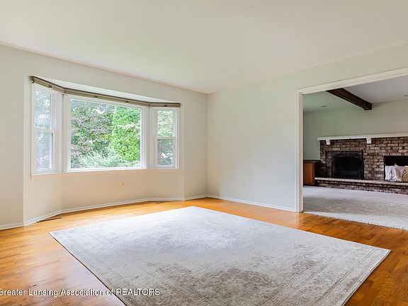 3rd image of 1064 Woodside Dr