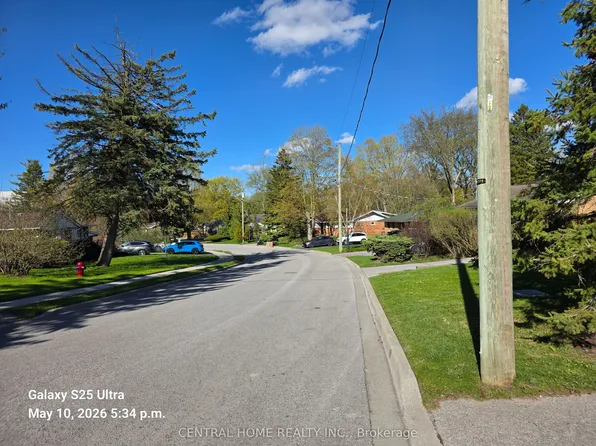 206 Parkview Cres, Newmarket, ON L3Y 2C8