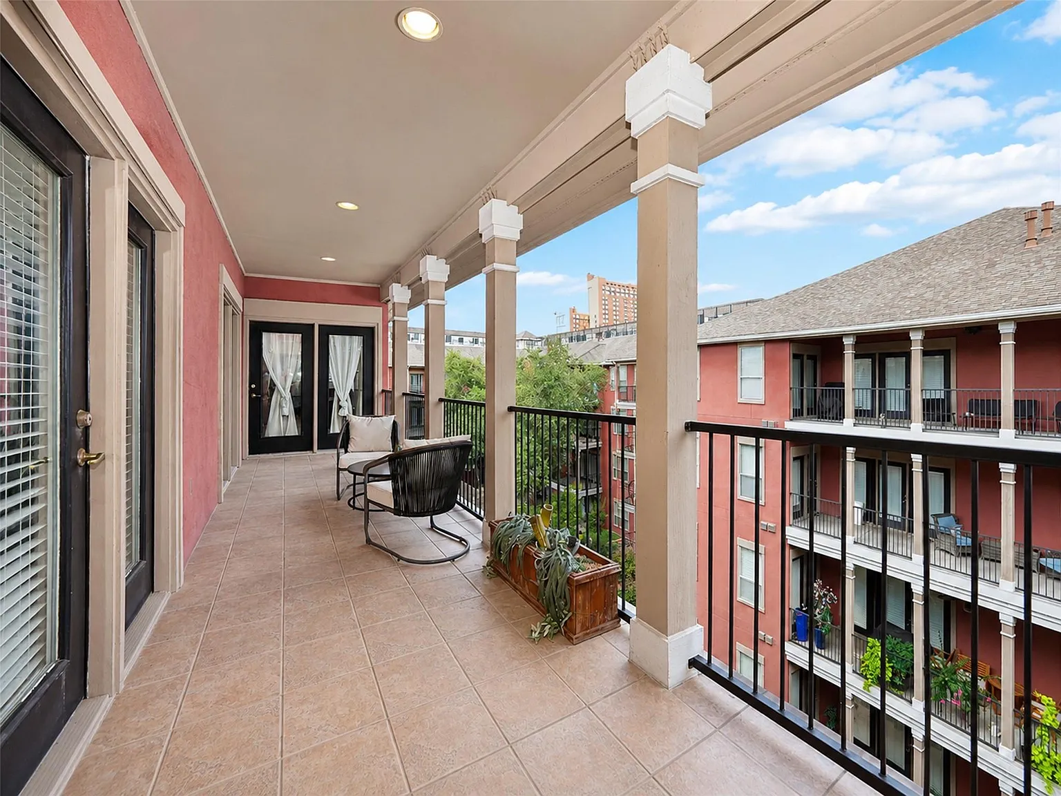 3 bed, 2.0 bath, 1817 sqft, $3,300 — Photo 4