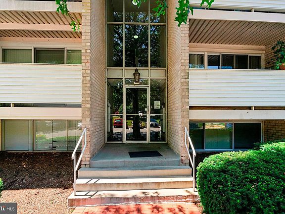 3rd image of 5610 Bloomfield Dr APT 202