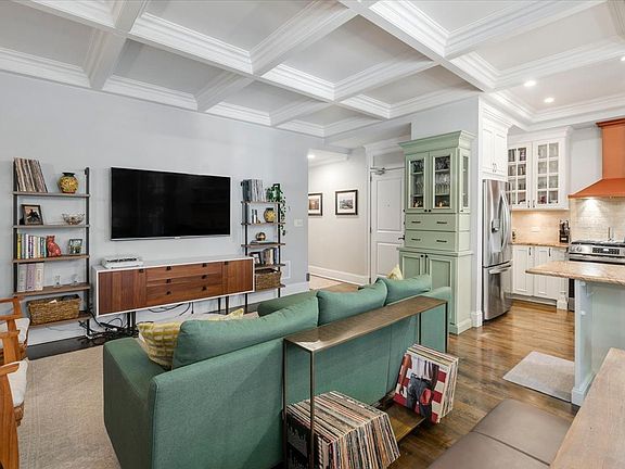 4th image of 839 W Wellington Ave #2