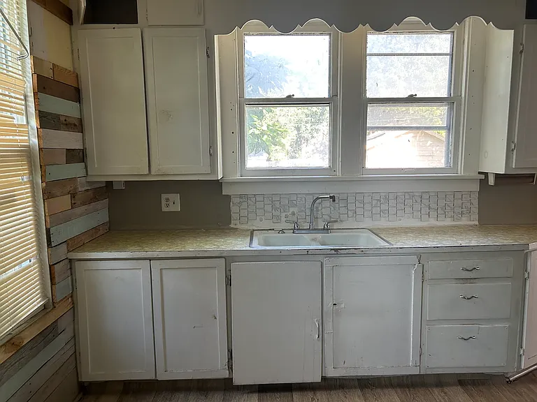 1104 SW Washburn Ave — Photo 3