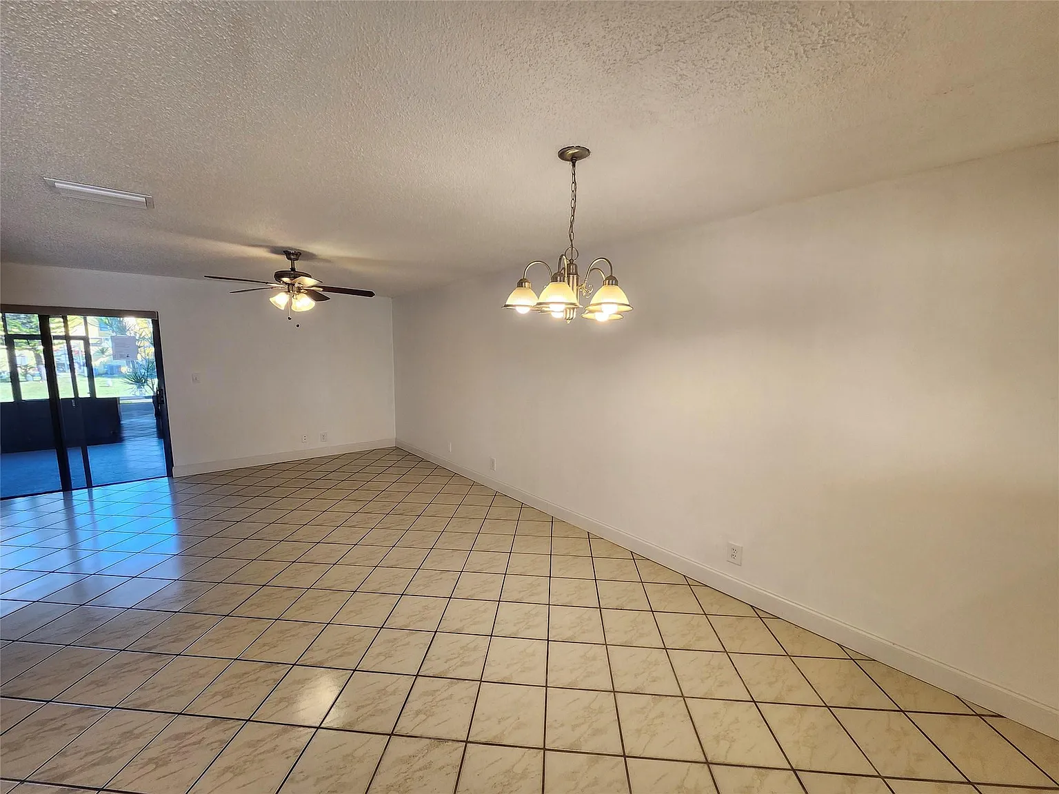 3 bed, 2.5 bath, 1472 sqft, $2,720 — Photo 4