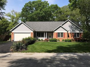 1 Old Oaks Dr, Hillsboro, IL 62049