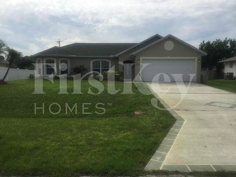 662 SW Sandbar Ter — Photo 1