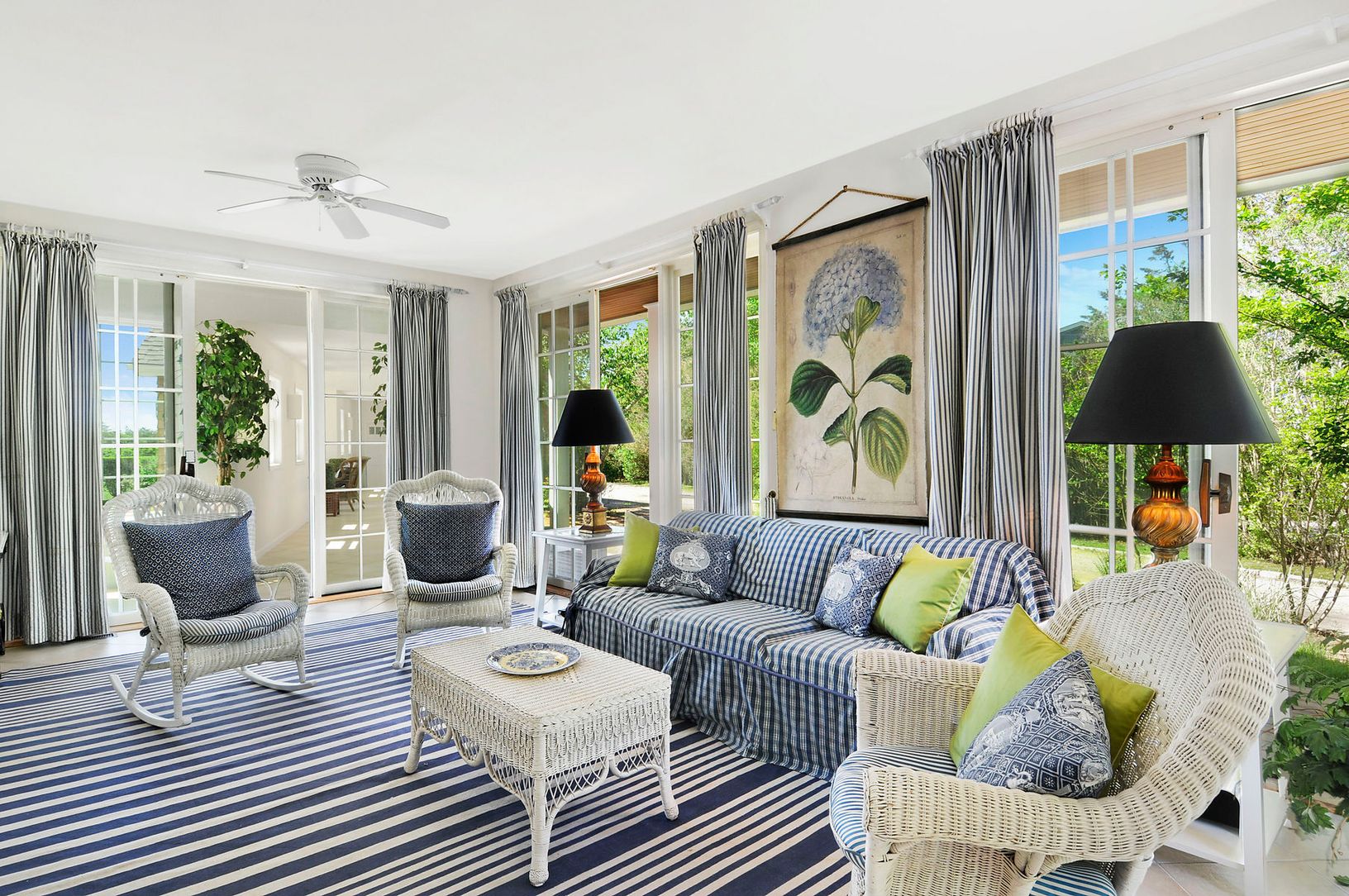  Kitchen sitting area