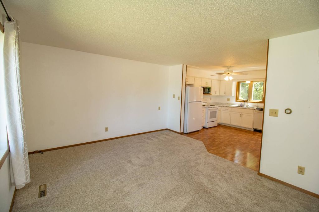 557 5th St NW, Sioux Center, IA - View 4