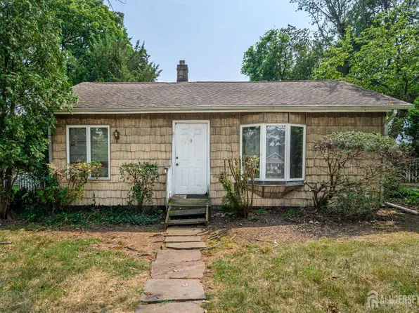 61 Lakeside Dr S, Piscataway, NJ 08854