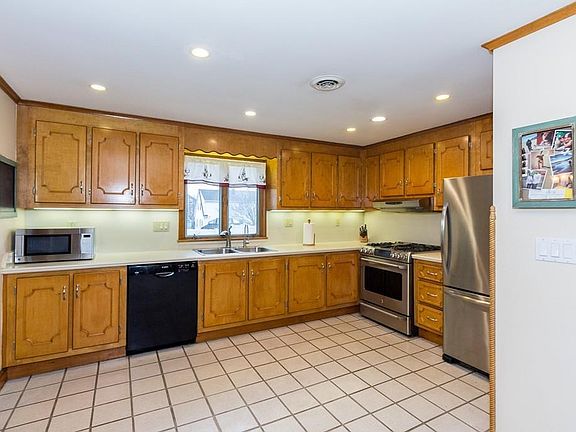 3rd image of 8 Driscoll St