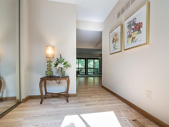 4th image of 1931 Meadowtree Ln