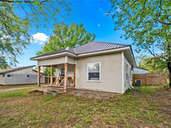 305 4th Ave, Gravette, AR 72736