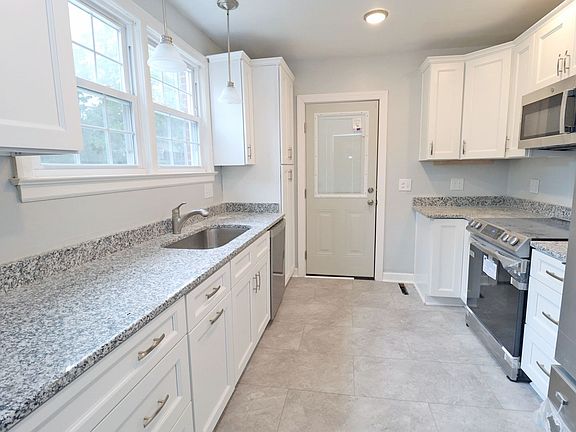 4th image of 717 Deerwood St