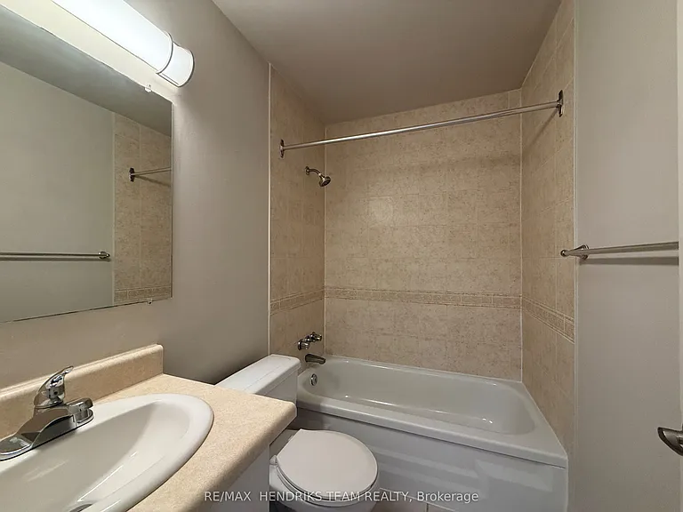 33 Leaside Dr #402 — Photo 9
