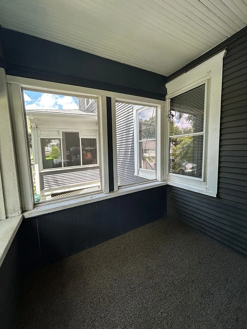 Timeless Charm Meets Modern Comfort Spacious 3 Bedroom Duplex Near Downtown Omaha — Photo 3