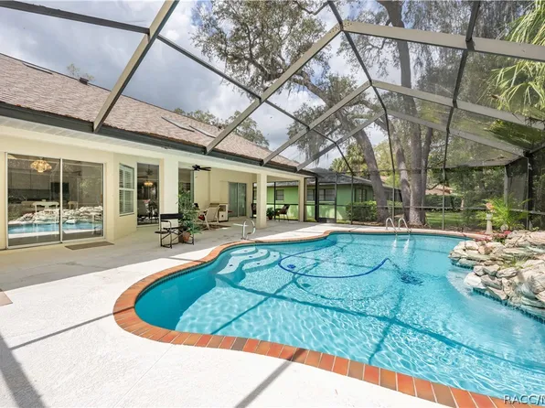 39 Pine Dr, Homosassa, FL 34446