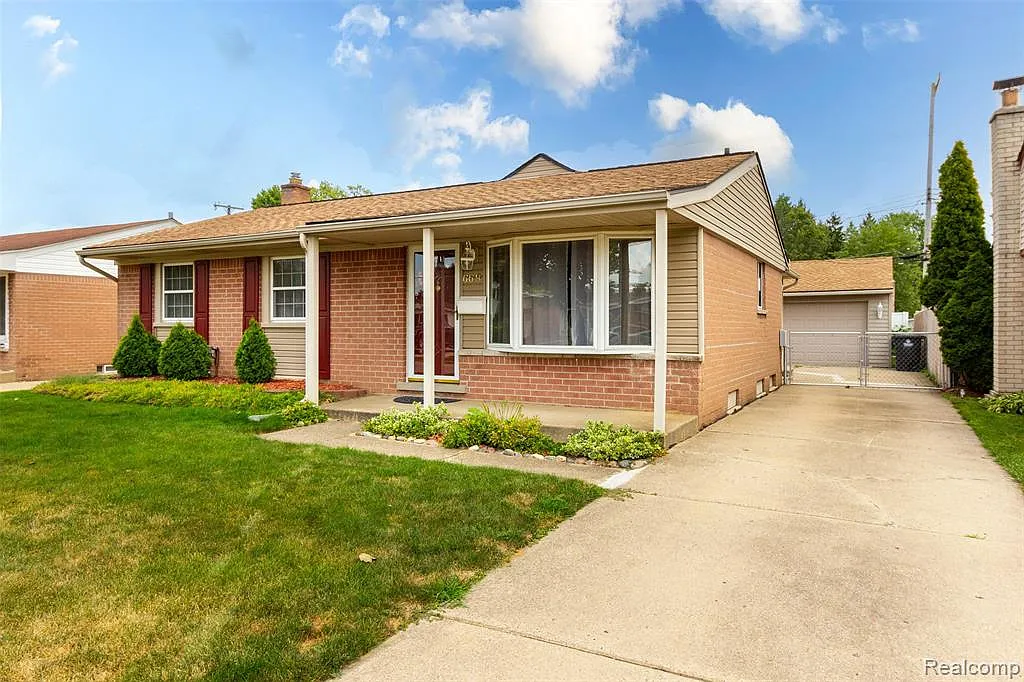 3 bed, 1.0 bath, 2249 sqft, $2,400 — Photo 2