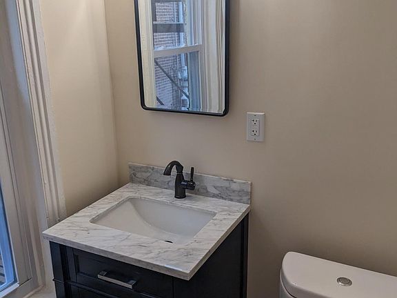 5th image of 918 N Madison St APT 3