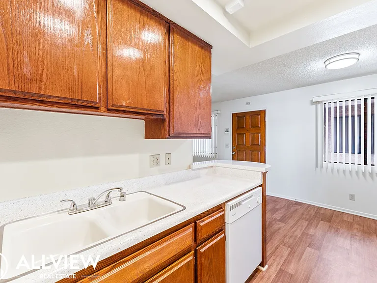 202 East 16th Street — Photo 9