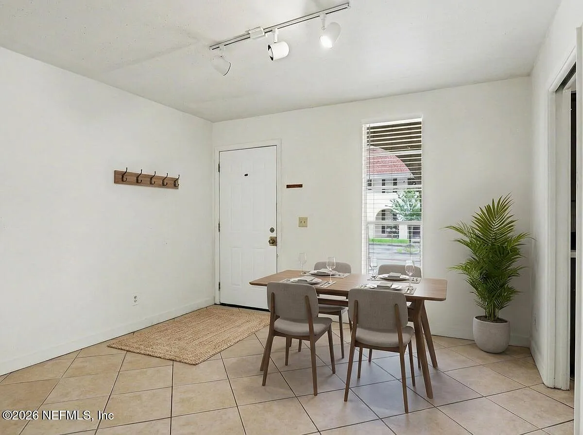 1 bed, 1.0 bath, 725 sqft, $1,100 — Photo 3