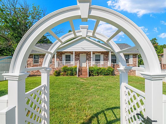 4th image of 557 Castlegate Dr