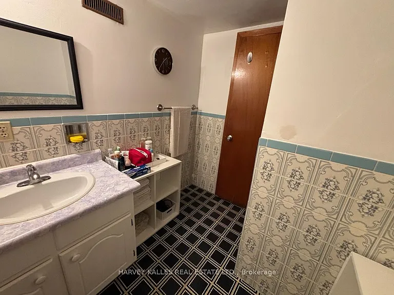 2379 Hensall St #LOWER — Photo 10