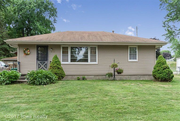 1st image of 300 Valley Dr