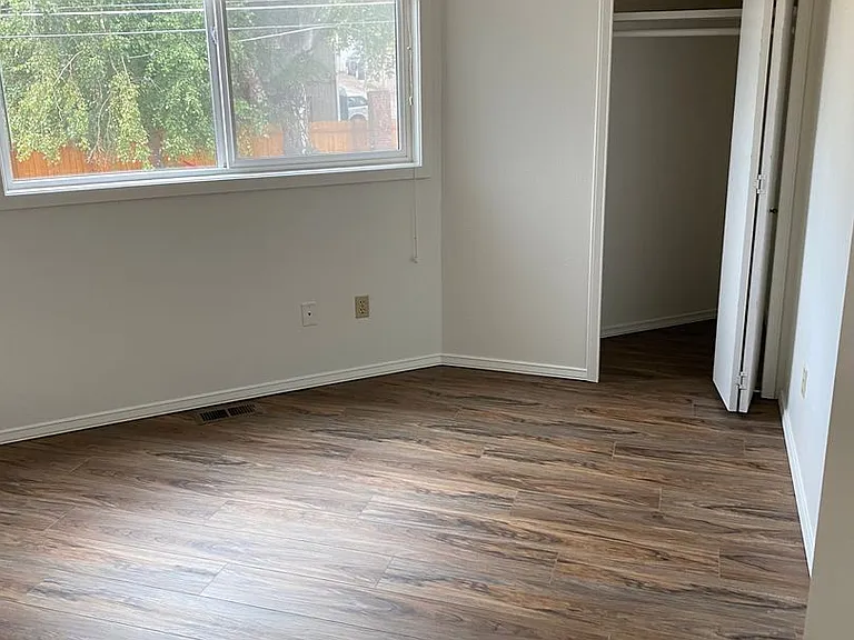 7460 Woodlawn Ave NE — Photo 2