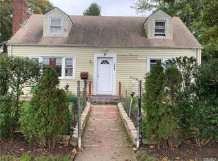 282 Sheridan St, Westbury, NY 11590