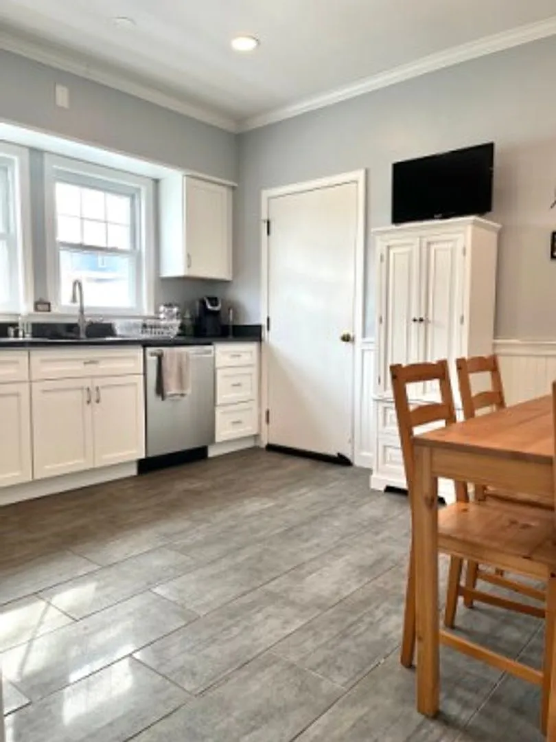 Building Photo - 41-43 N Crescent Cir #2B