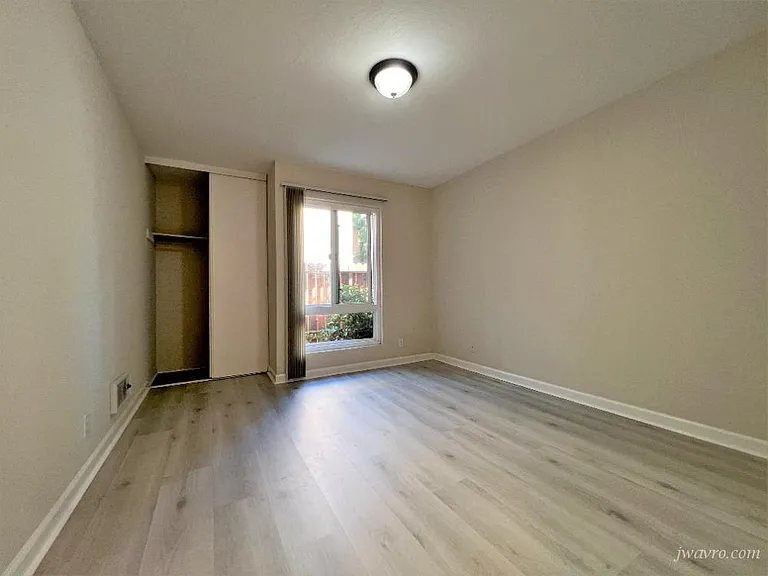 1403 Oxford St — Photo 11