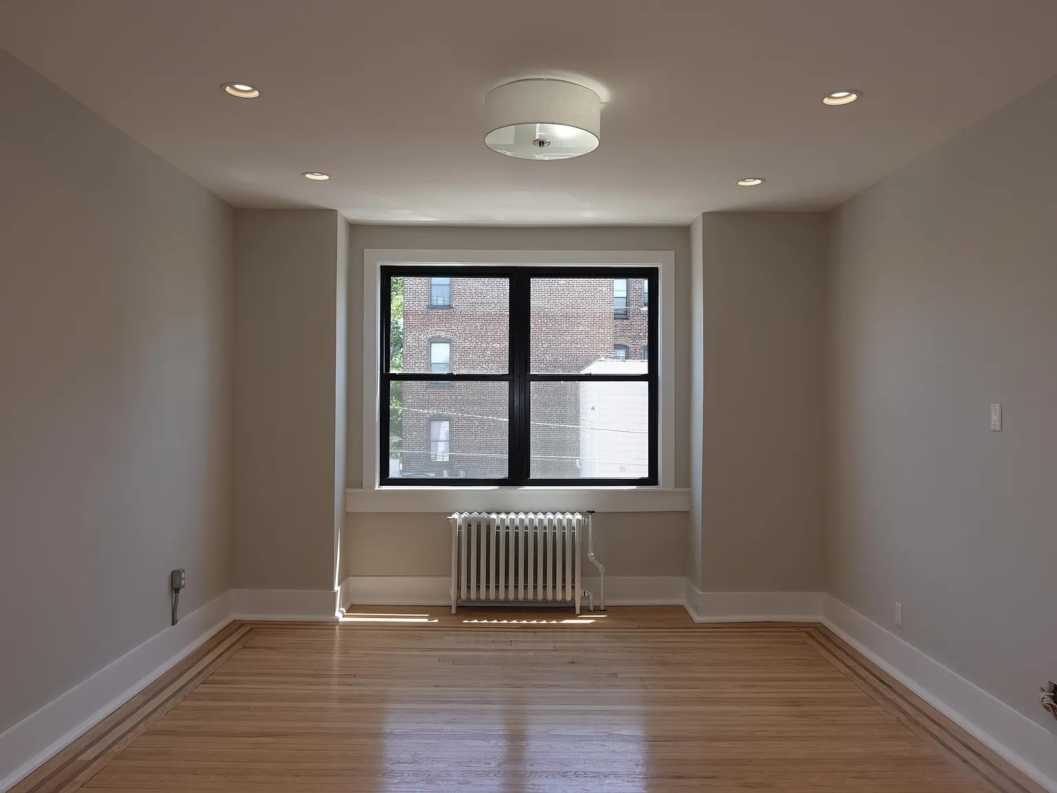 5905 Broadway — Photo 2
