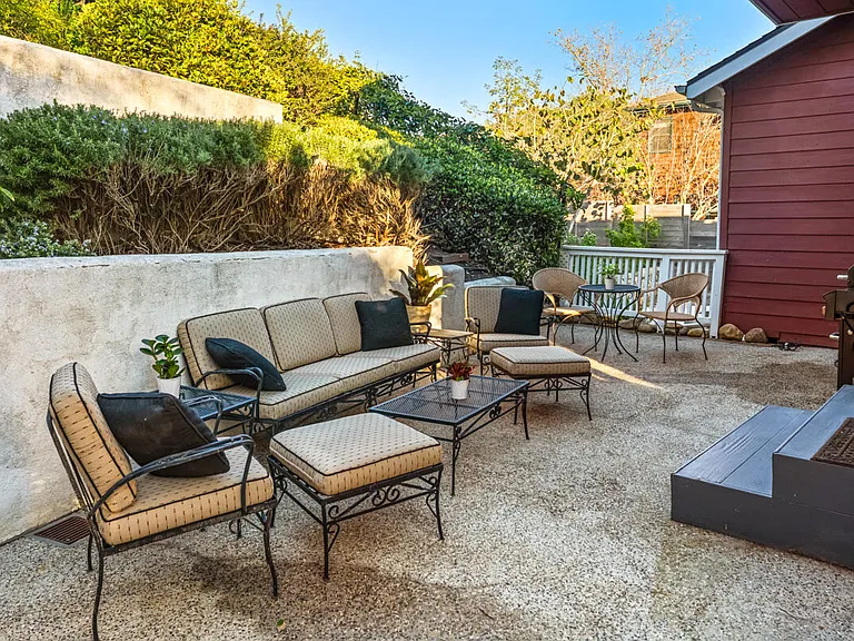 2570 Lillie Ave — Photo 52