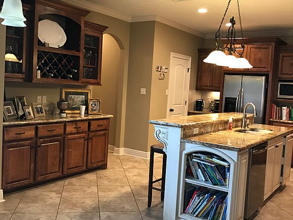 3rd image of 903 S Yorkshire Cir