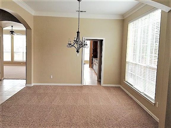 3rd image of 910 Willowmist Dr