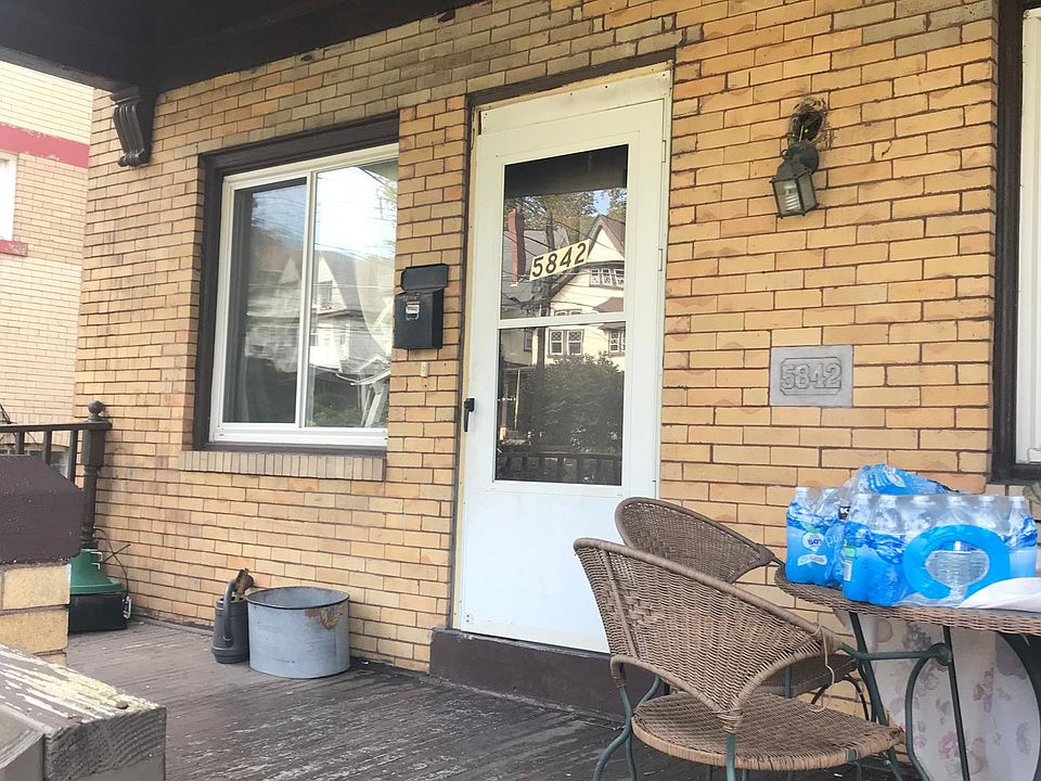 Peaceful front porch on a quiet street, great for BBQs, ente