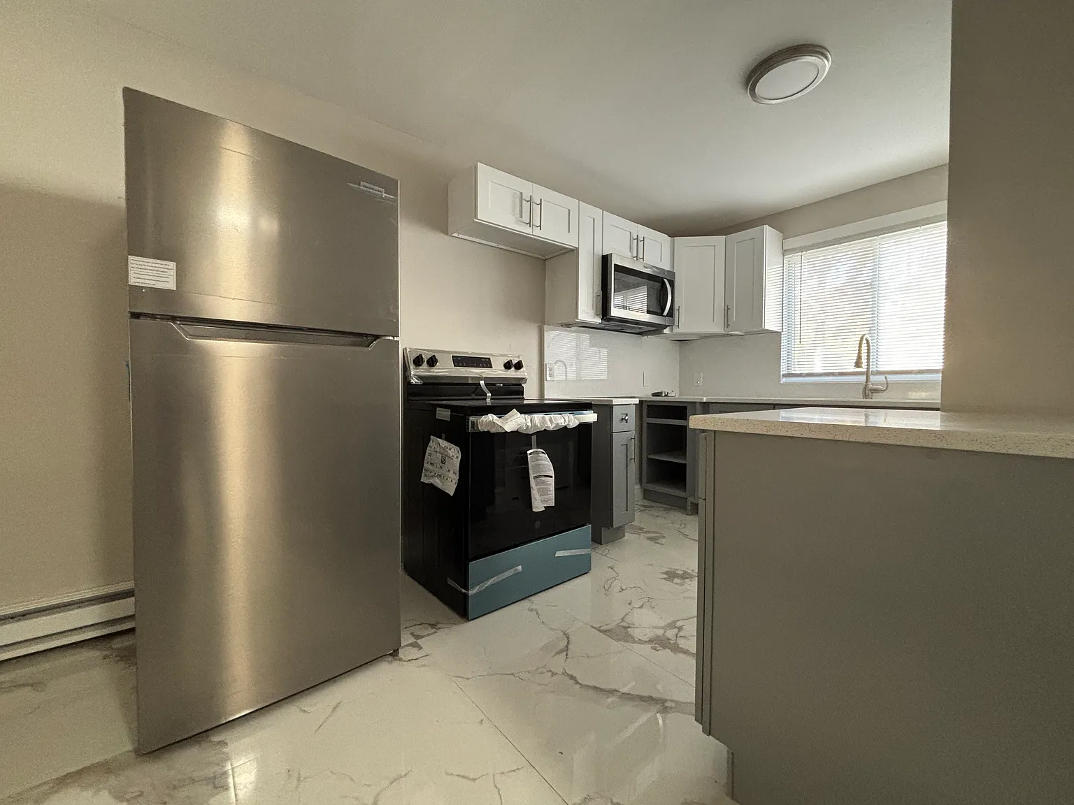 4 bed, 2.5 bath, 1300 sqft, $2,595 — Photo 2