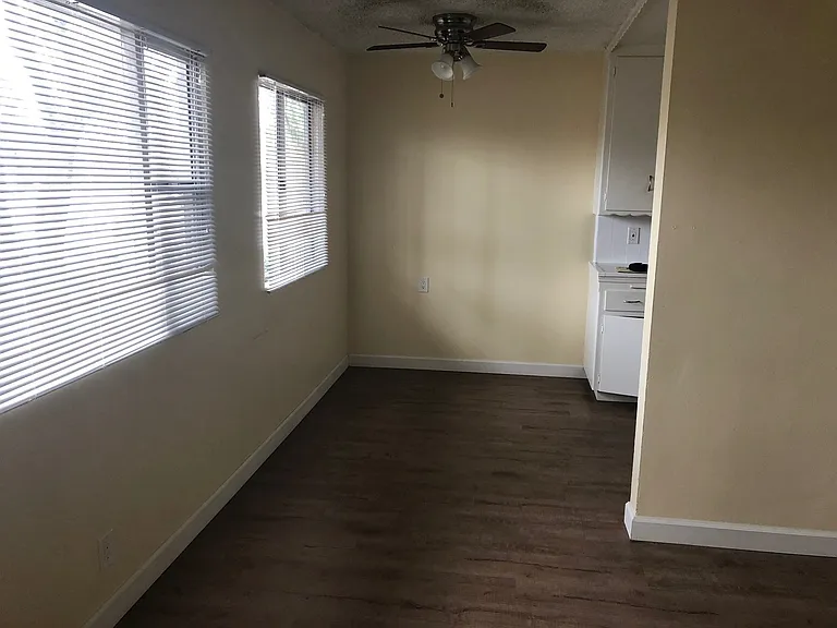 1497 N Elm Ave — Photo 3