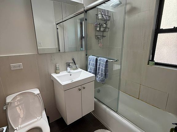 5th image of 279 E 44th St APT 6G