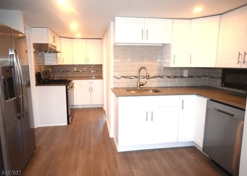2 bed, 1.0 bath, 700 sqft, $1,850 — Photo 2