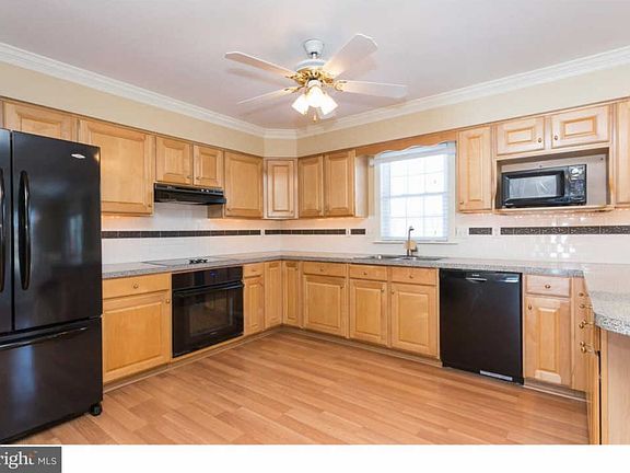 3rd image of 10 Vinelyn Ln