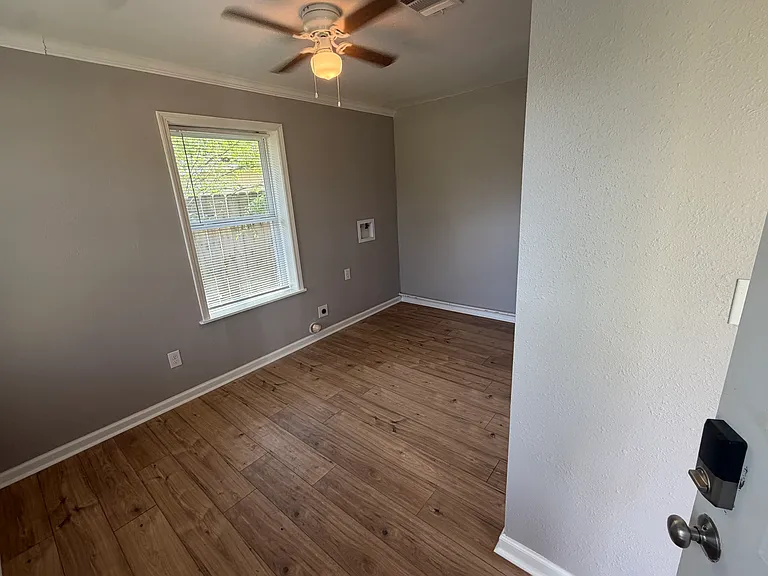 1610 Dudley Ln — Photo 19